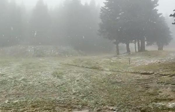Hava sıcaklığı -7 oldu! Uludağ'a mevsimin ilk kar yağışı düştü - Resim: 0
