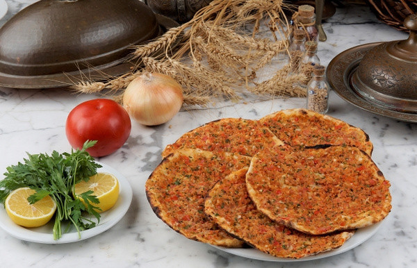 Tonlarca para verip sipariş vermeye son! Evde yufkadan fındık lahmacuna hayran kalacaksınız - Resim: 0