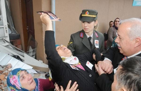 Şehidin tabutu açıldı nişanlısı bayıldı - Resim: 2