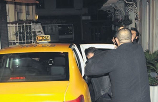 Ahlaksız teklif! Gizemli sevgilisiyle yakalandı panik oldu - Resim: 3