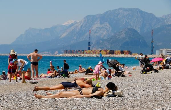 Konyaaltı sahili turistlere kaldı - Resim: 1