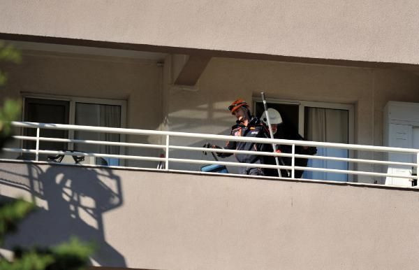 İzmir'de alkışlanacak hareket! Kurtarma ekibi yan yatan binadaki Türk bayrağını öpüp katlayarak indirdi - Resim: 2