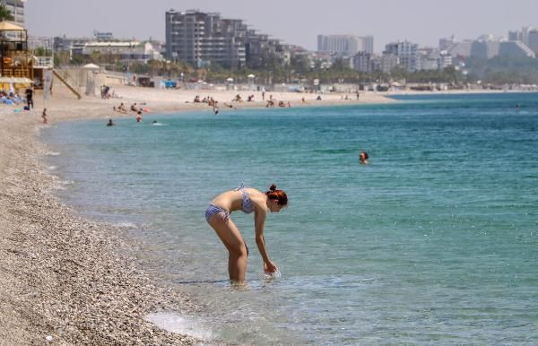 Antalya'da turistler denizin keyfini çıkardı! Sahile akın ettiler - Resim: 4