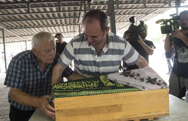 Kızının tabutunu kimseye vermedi! - Resim: 2