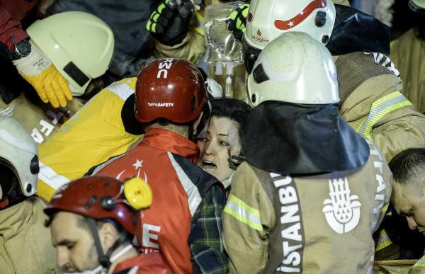 Kartal'da çöken binadan yaralılar çıkarılıyor - Resim: 1