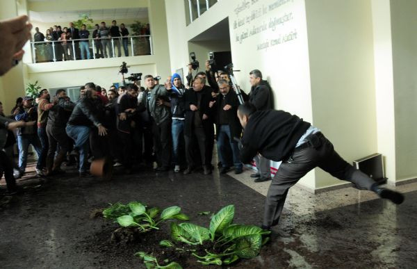Öfkeli esnaf Büyükşehir'i bastı - Resim: 2