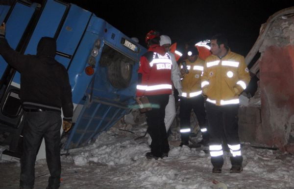 Bu otobüs içinde can verdiler... Katliam gibi kaza - Resim: 3