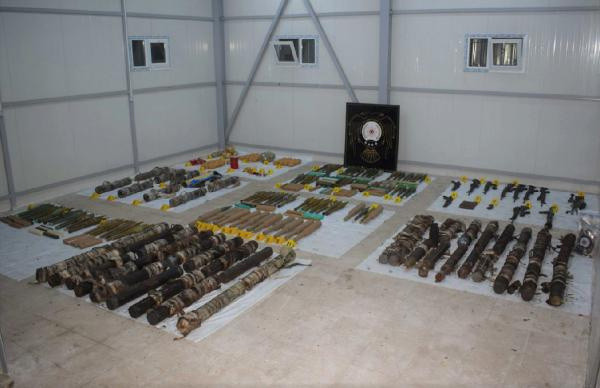 Diyarbakır'da PKK'ya büyük darbe! Cephaneliği ele geçirildi - Resim: 0