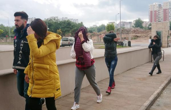 Kadınları fuhuşa zorlayıp telefon dinlemelerine karşı 'yılbaşı pastası' diyorlarmış - Resim: 1