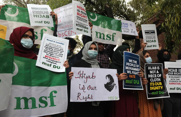 Hindistan'da başörtülü öğrenciler derslere alınmadı! Liselerde eğitime ara verildi: Eylem yapıldı - Resim: 1