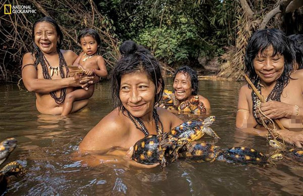 Brezilya Amazonlarının yerli halkı Awa kabilesine bakın! Hayvanları emziriyorlar - Resim: 2