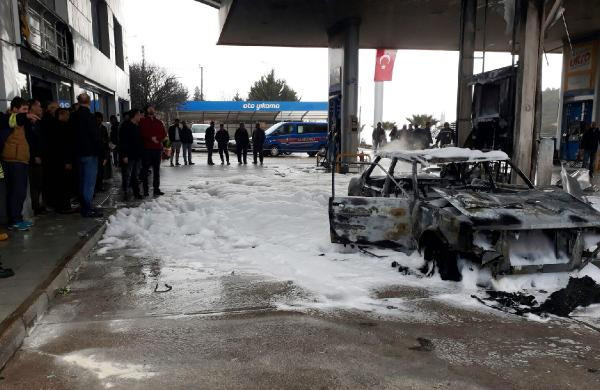 Akaryakıt istasyonuna yıldırım düştü! - Resim: 1