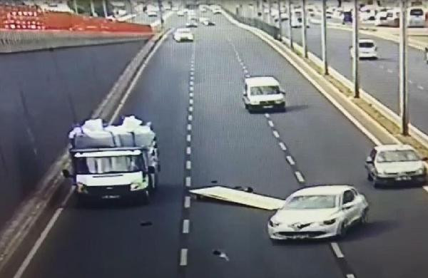 Akıl almaz olay! Reklam tabelasıyla birlikte... - Resim: 4