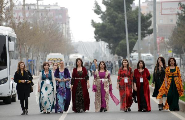 Pervin Buldan'dan Akşener'e: Erkek gibi takılırsan yok olursun - Resim: 1