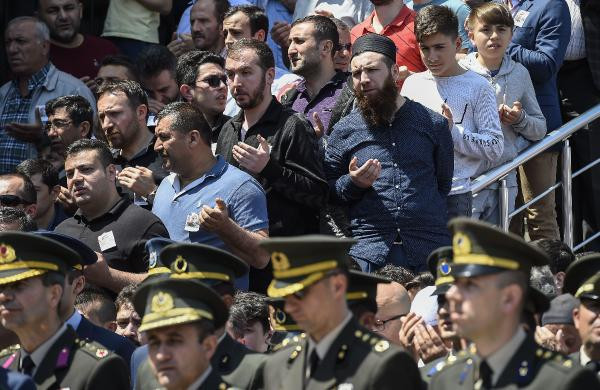 Şehit cenazesinde yürek yakan feryat: Yavrum seccadesiyle gitti - Resim: 4