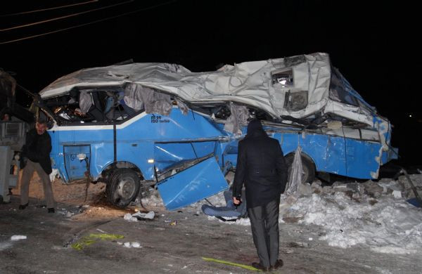 Bu otobüs içinde can verdiler... Katliam gibi kaza - Resim: 4