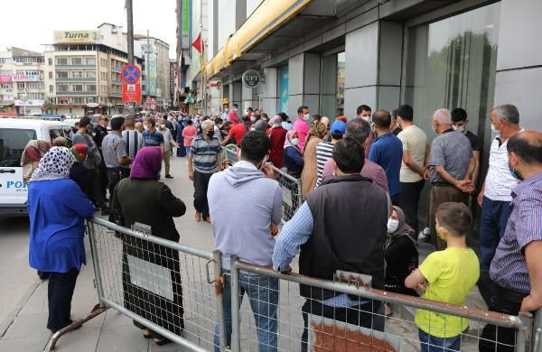 Vatandaşlar PTT'ye akın etti Mardin Gaziantep Samsun Adıyaman'da uzun kuyruklar oluştu - Resim: 3