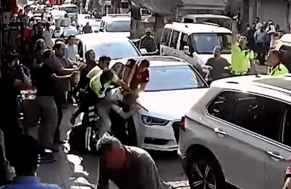 Adana'da polis park cezası yazmak istedi esnaf arbede çıkardı - Resim: 0