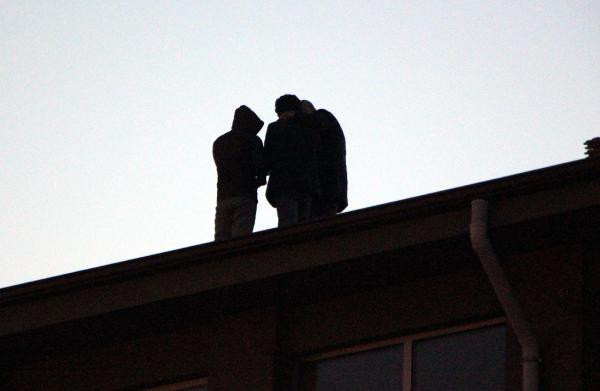 Parasını alamayınca çalıştığı inşaatın çatısına çıktı! - Resim: 4