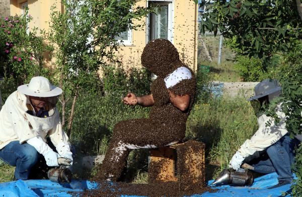 Vanlı Arı Adam dünya rekorunu kırmak için binlerce arıyı üzerinde topladı - Resim: 1