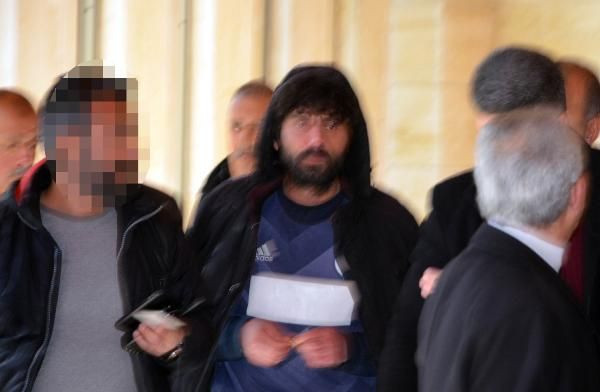 Avcılar'da tespih satan yaşlı adama vuran kişiye cemaatten tepki - Resim: 1