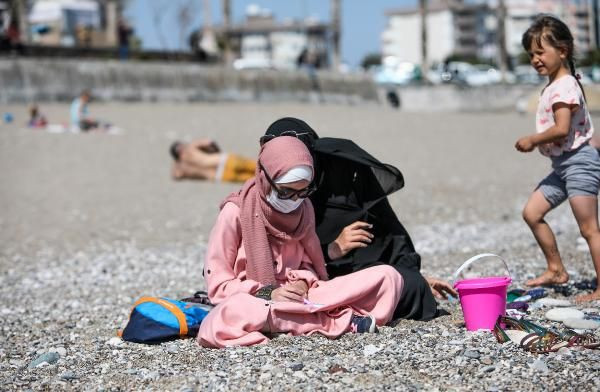 Antalya'da vatandaşlar uyarıları dinlemeyip, sahile koştu - Resim: 3