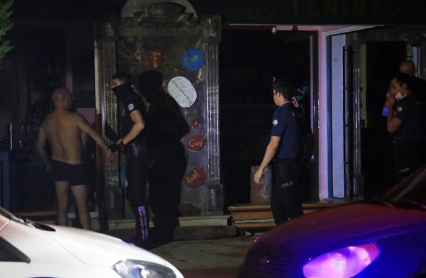 Çifte tabancayla havaya ateş edip, çamaşır suyuyla dükkanı yakmaya çalıştı - Resim: 2