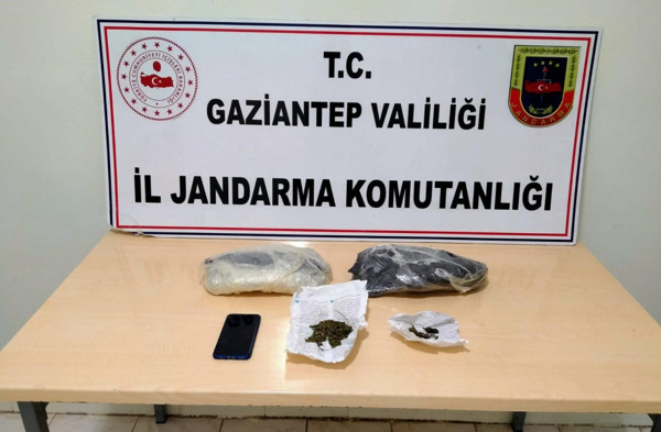 Gaziantep'te jandarma 'hamileyim' yalanına kanmadı! Kadının karnından çıkanlar şok etti - Resim: 0