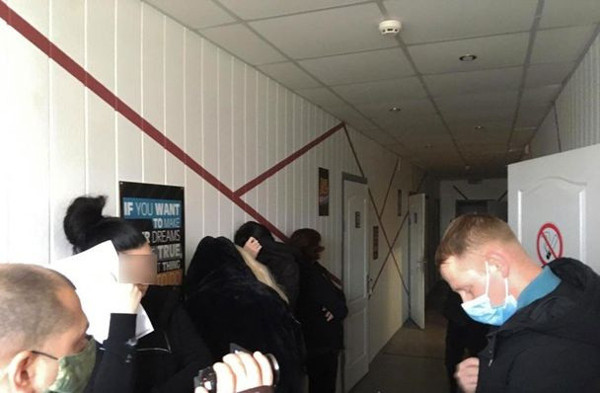 Cinsel içerikli film stüdyosuna baskın! Kadınları günde bakın kaç saat çalıştırıyorlar - Resim: 0