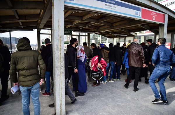 İstanbul'da uzun kuyruklar oluştu halk İBB'ye isyan etti: Sap gibi ortada kaldık - Resim: 0