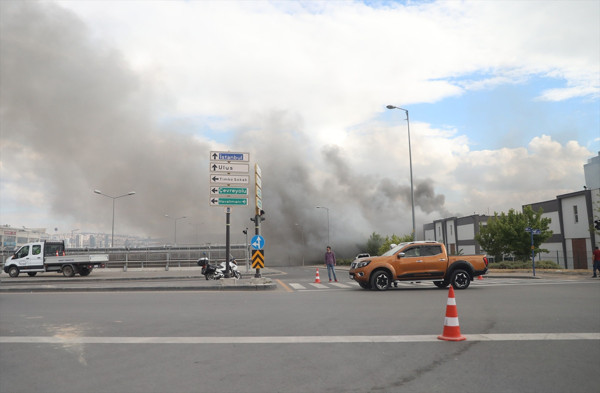 Ankara'da korkutan yangın! Dumanlar gökyüzünü sardı: Bulvar trafiğe kapatıldı - Resim: 2