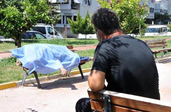 Antalya'da parkta babasını o halde görünce dünyası başına yıkıldı: Gözyaşlarına boğuldu - Resim: 1