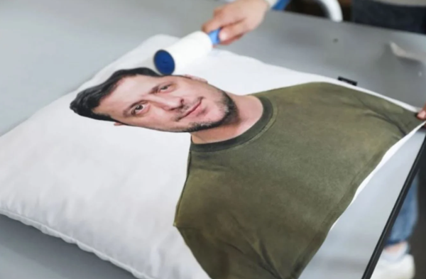 'Zelenski bir seks sembolü' diyen tasarımcıdan Ukrayna'ya ilginç bağış! Yataktaymış gibi görünen... - Resim: 0