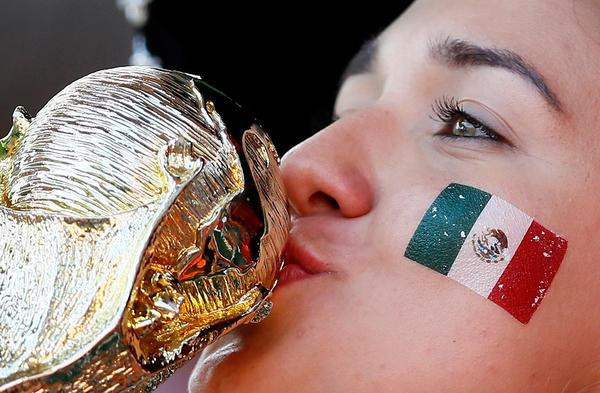 Tribünde olay oldular! Meksikalı o güzel... - Resim: 3