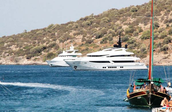 Bodrum'a lüks yatıyla geldi bedava lahmacun ayran dağıttı tatilciler bayram etti - Resim: 4