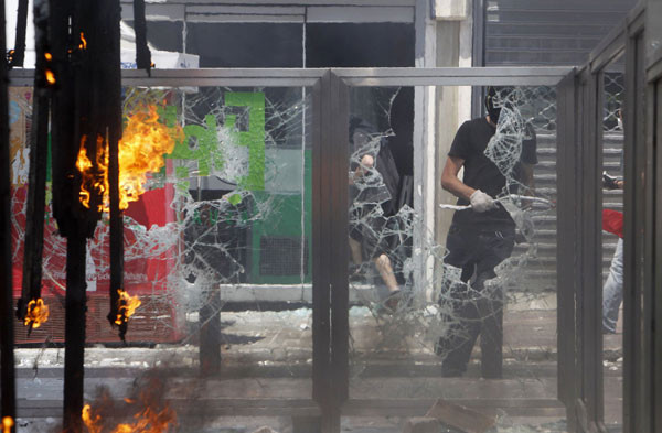 Yunanistan'da sokaklar yine karıştı - Resim: 1