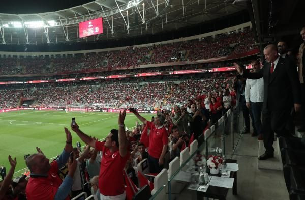 Erdoğan milli takımın soyunma odasını ziyaret etti! İşte dikkat çeken kareler - Resim: 4