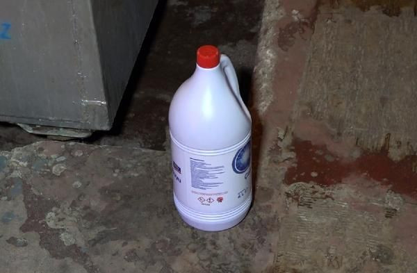 Çifte tabancayla havaya ateş edip, çamaşır suyuyla dükkanı yakmaya çalıştı - Resim: 3