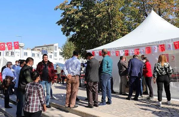 Edirne'de kan verenlere 5 litrelik yağ hediye edildi! Uzun kuyruk oluştu - Resim: 0