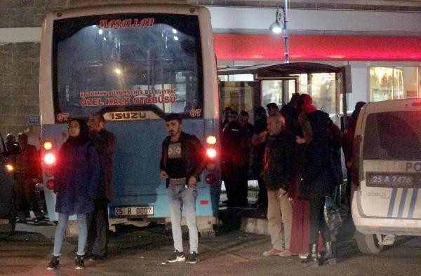 Freni boşalan otobüs durağa daldı: Yaralılar var! - Resim: 3
