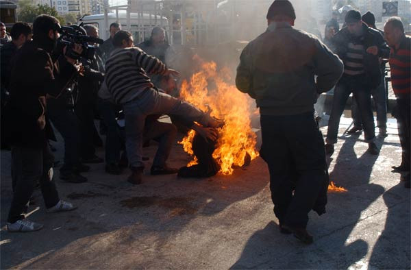 Protesto için kendini cayır cayır yaktı - Resim: 2