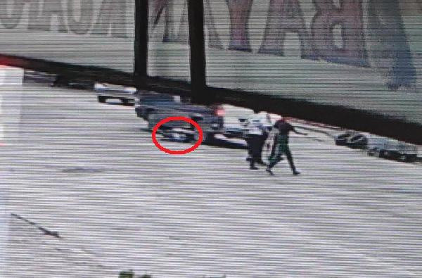 Minibüsün 5 yaşındaki çocuğa çarpma anı kamerada - Resim: 1