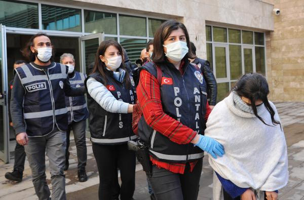 Antalya'da bölgeye göre elbise giyiyorlardı! Altın kızlar yakayı ele verdi - Resim: 0