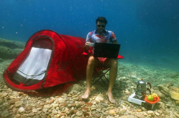 Oyuncu Burak Sevinç, deniz dibine kamp kurdu - Resim: 2