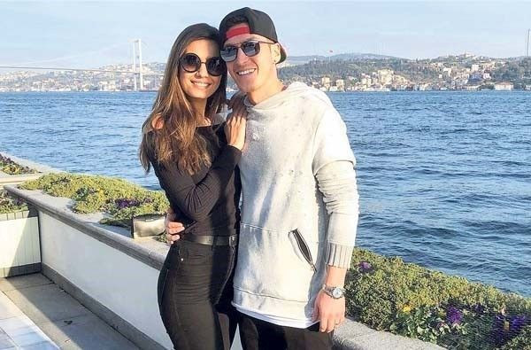 Diriliş Ertuğrul dizisinin Ertuğrul Bey'inden Mesut Özil'e tarihi hediye - Resim: 1