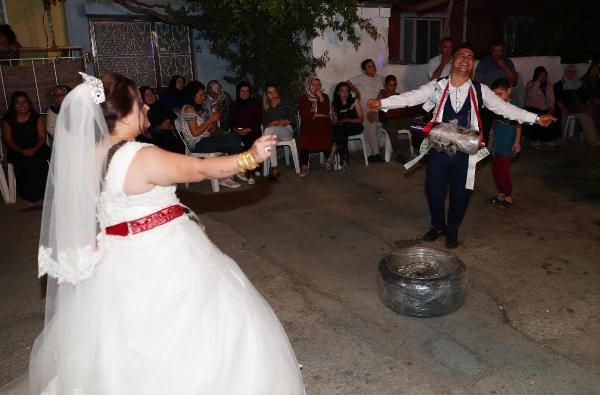 Düğünde altın beklerken arkadaşları takı niyetine bunları verdi - Resim: 3