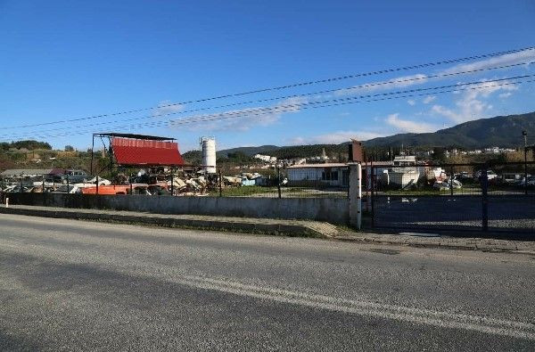 Aydın Kuşadası'nda toprağa gömülü bulunan otomobilin sırrı inceleme sonrası ortaya çıkacak - Resim: 1