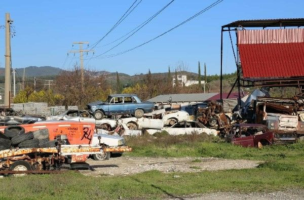 Aydın Kuşadası'nda toprağa gömülü bulunan otomobilin sırrı inceleme sonrası ortaya çıkacak - Resim: 2