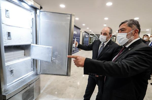 1 tanesi 140 bin doz aşı alıyor! Bakan Varank, aşı saklama dolabını inceledi - Resim: 0