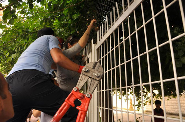 Koluna demir çubuk saplandı - Resim: 3